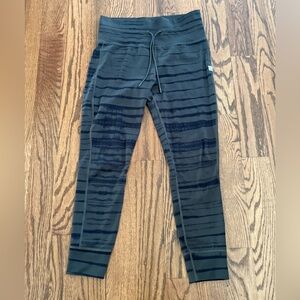 Women’s Vuori Daily Legging in Dark Oregano Shibori Stripe - Sz L
